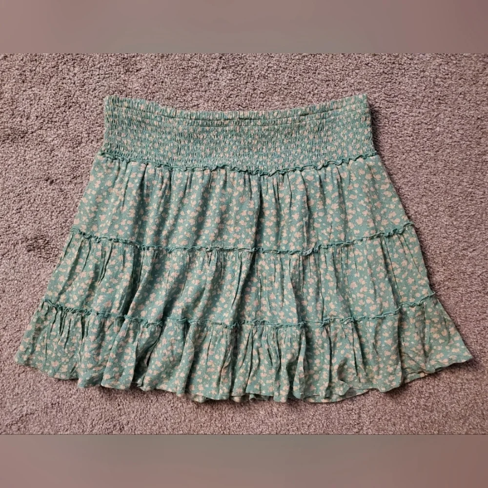 NWOT American Eagle green floral, ruffle tiered mini skirt sz. L - Picture 1 of 9